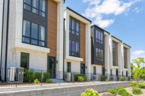 6 Bedroom Quiet Townhome! 6min to Airport & 15min to Downtown!